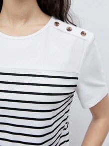 BizChic Camiseta de manga corta con decoración de hebilla metálica a rayas para mujer, top básico para salir, oficina, casual de negocios - Blanco y Negro - Ver 6
