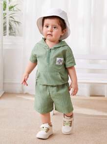 SHEIN Set da 2 pezzi per bambini maschi composto da felpa con cappuccio e patch decorativi e pantaloncini in colore unito
