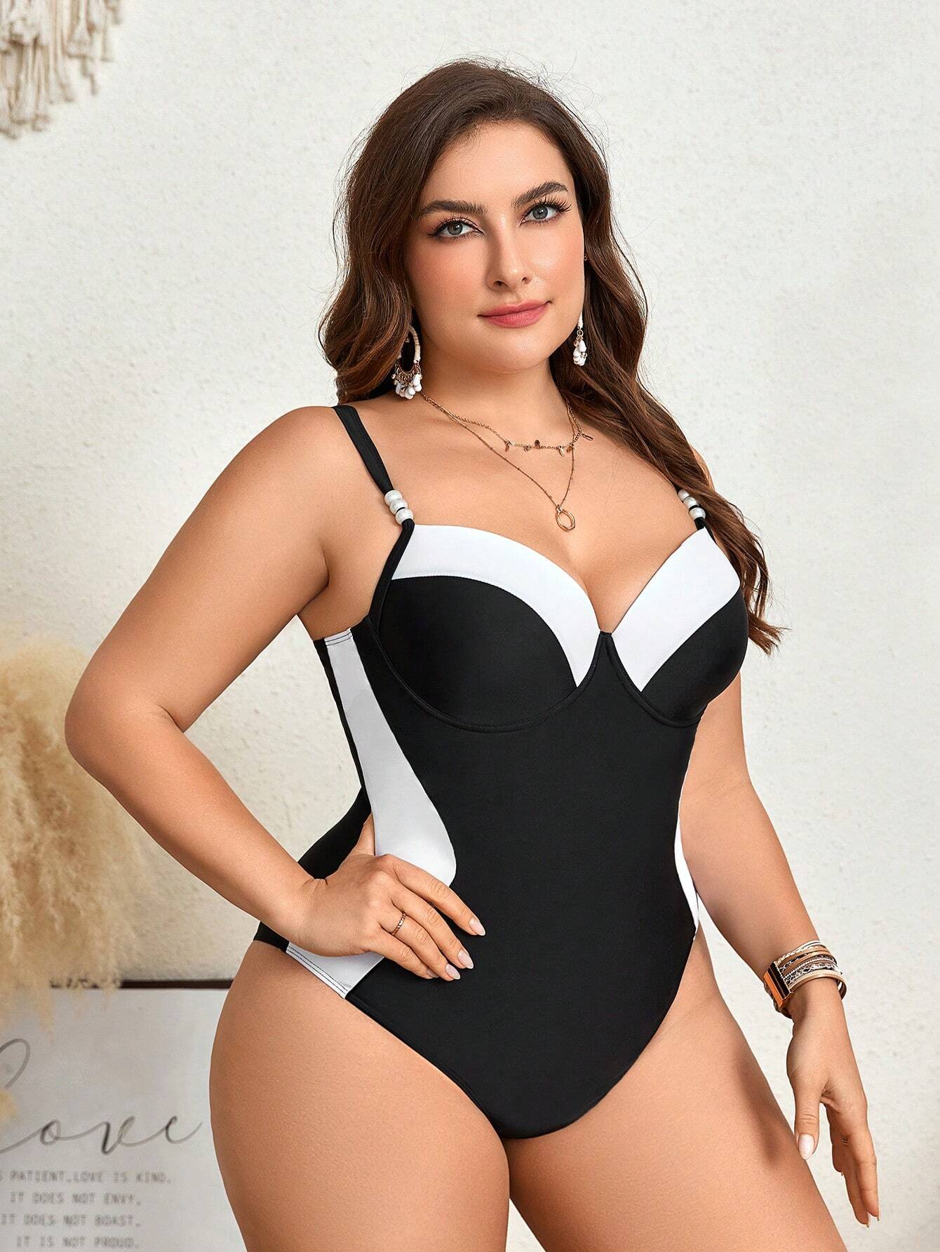 Swim Chiccia Maiô Plus Size com Bloco de Cores para Verão na Praia, Adequado para Férias na Praia e Natação - Preto e Branco - Visão 3