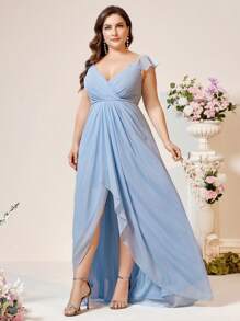 SHEIN Belle Vestido de dama de honor para bodas, eventos escolares, festivales de música y verano, de talla grande, con diseño de cuello en V, plisado, borde asimétrico con abertura, espalda en forma de U, de material de gasa suave y agradable para la piel, en color azul elegante y romántico - Azul - Ver 1
