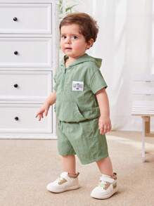 SHEIN Set da 2 pezzi per bambini maschi composto da felpa con cappuccio e patch decorativi e pantaloncini in colore unito