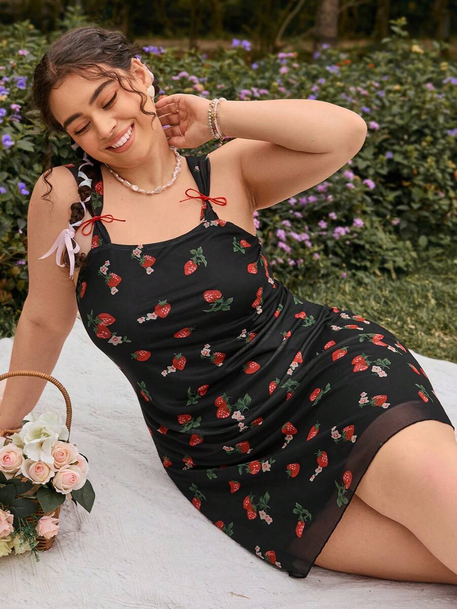 Dreamara 大尺碼透視網紗草莓印花肩帶a字裙,紅色缎带裝飾 - 彩色 - 查看 1