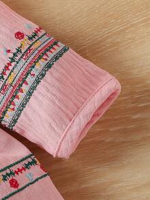 Robe à épaules ouvertes et manches longues pour bébé fille avec accents brodés - Rose saumon - Voir 4