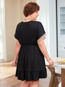 SHEIN LUNE 大碼拼色蕾絲拼接蝙蝠袖腰帶連衣裙，適用於春夏季節 - 黑色 - 查看 2