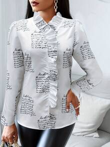 Camisa de talla grande informal decorada con hebillas y parches, con estampado de letras y cuello fruncido