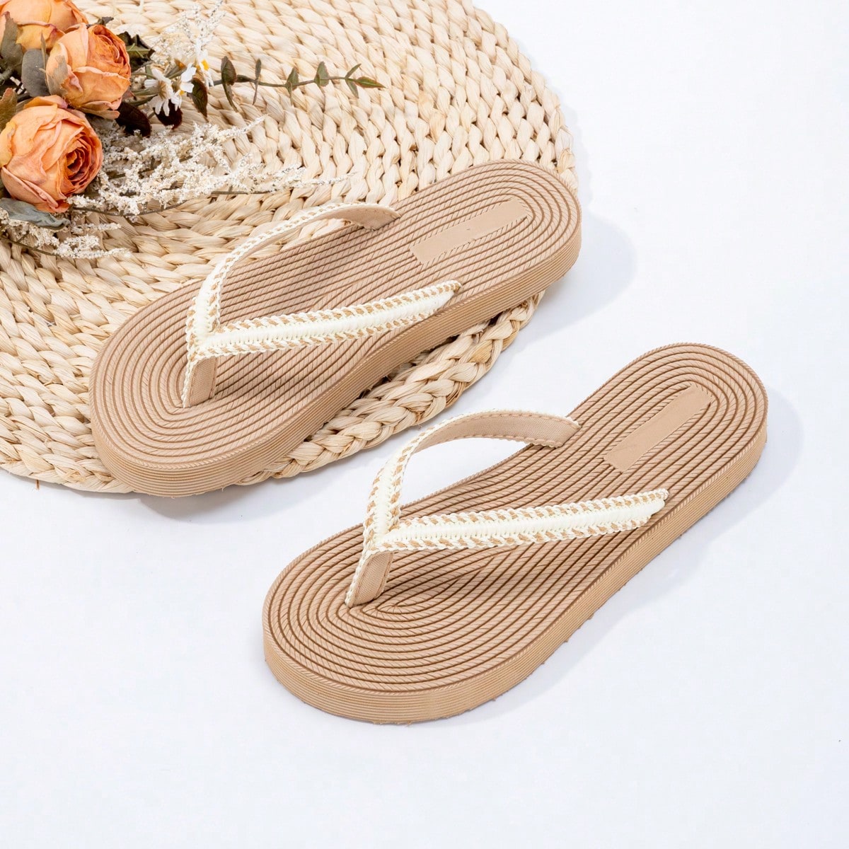 Nuevas sandalias planas tipo chanclas con tira para mujer para usar en la playa y en interiores en verano