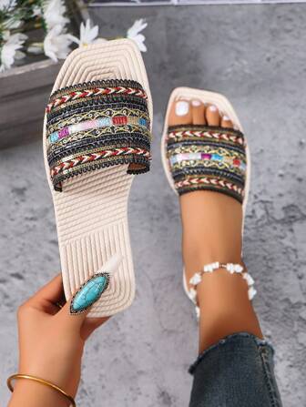 女式新款波西米亞風格平底涼鞋,開放式腳尖設計,配有復古鏈條裝飾,適合休閒、海灘、夏季穿著