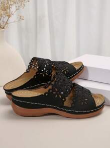 Sandalias deslizantes para mujer, nuevas para el verano talla grande, con diseño hueco a la moda, de plataforma gruesa, suela blanda y cuña para uso en exteriores - Negro - Ver 6