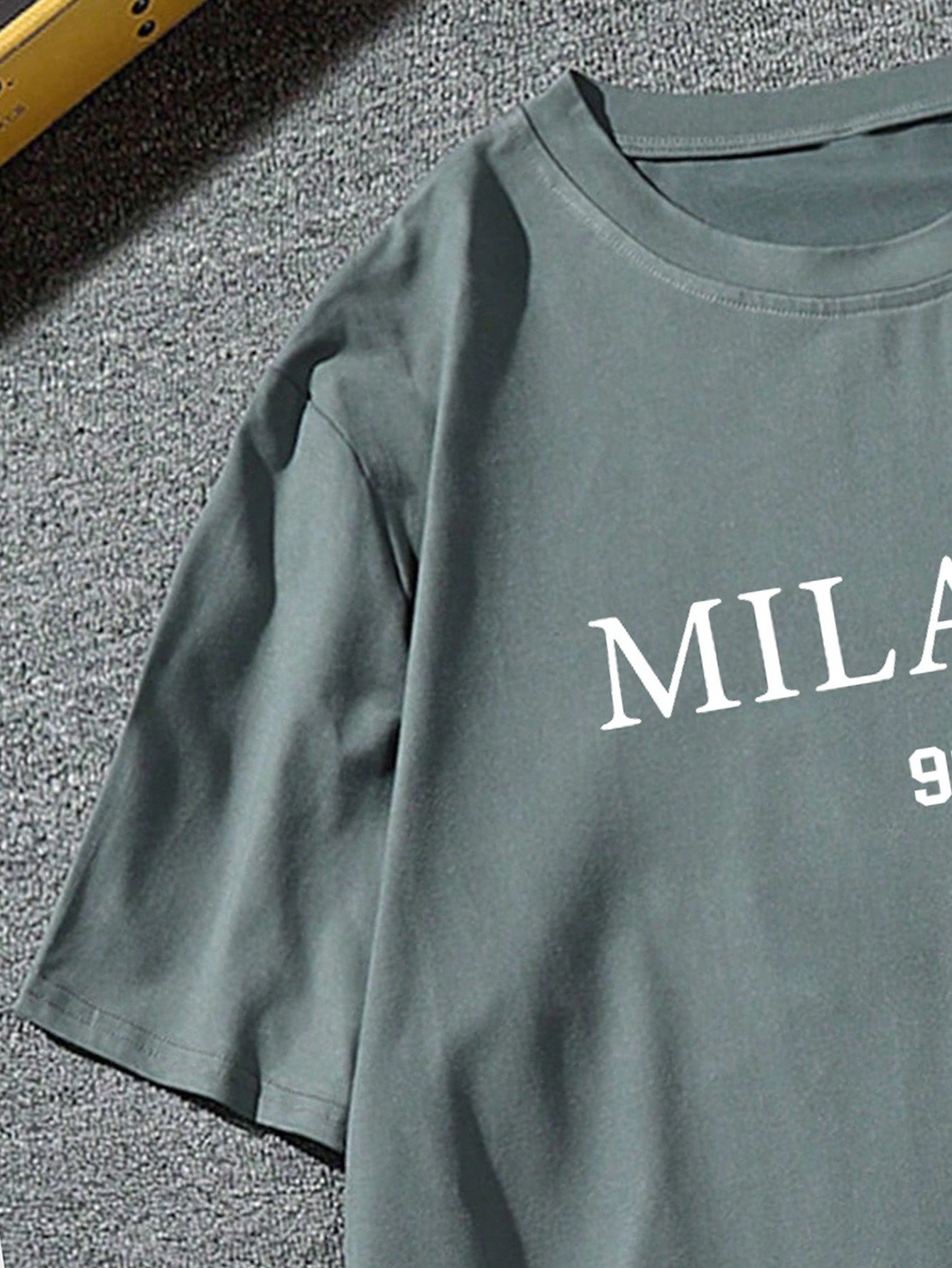 Manfinity Homme قميص رجالي بأكتاف واسعة وطباعة رقم...