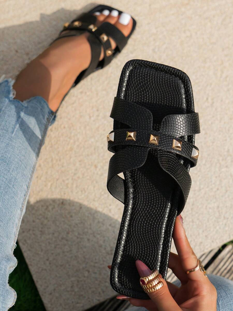 春夏新款H拖鞋女网红时尚休闲风露趾罗马风平底拖鞋女士休闲鞋黑色、米色、棕色浮雕图案，时尚博主推荐。Desert Key 法国高端水钻厚底感觉拖鞋，海滩女士坡跟凉鞋。爱袭来新款仙女风女士露趾拖鞋，法式一脚蹬系带拖鞋，低跟圆头ins风居家户外防臭防滑简约女士拖鞋，夏季鳄鱼纹金属装饰平底露趾款式拖鞋。 - 黑色 - 查看 1