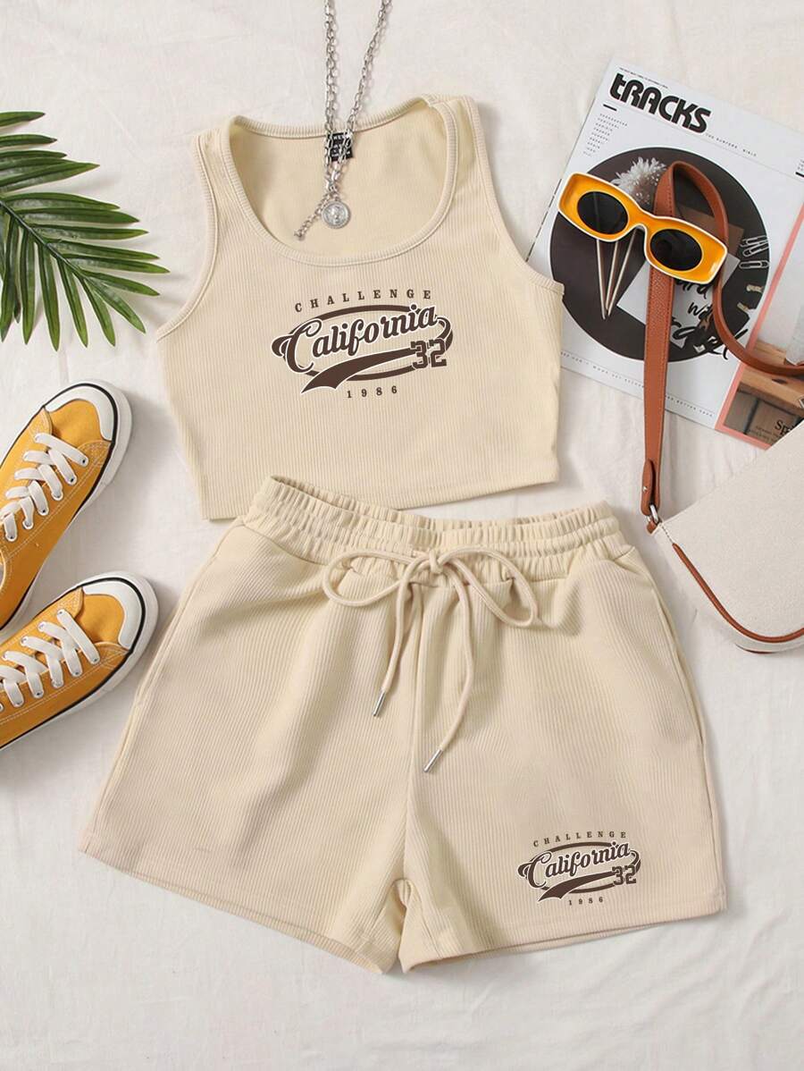 SHEIN EZwear 2 件套女士休闲“CALIFORNIA”图案圆领贴身吊带背心和抽绳腰部紧身短裤,夏季 - 卡其色 - 查看 1