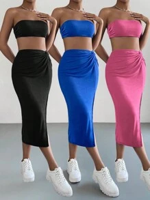 Chiquease Set Aus Einem Farbigen, Kurz Geschnittenen, Trägerlosen Oberteil Mit Knoten Am Hohen Geschlitzten Rock