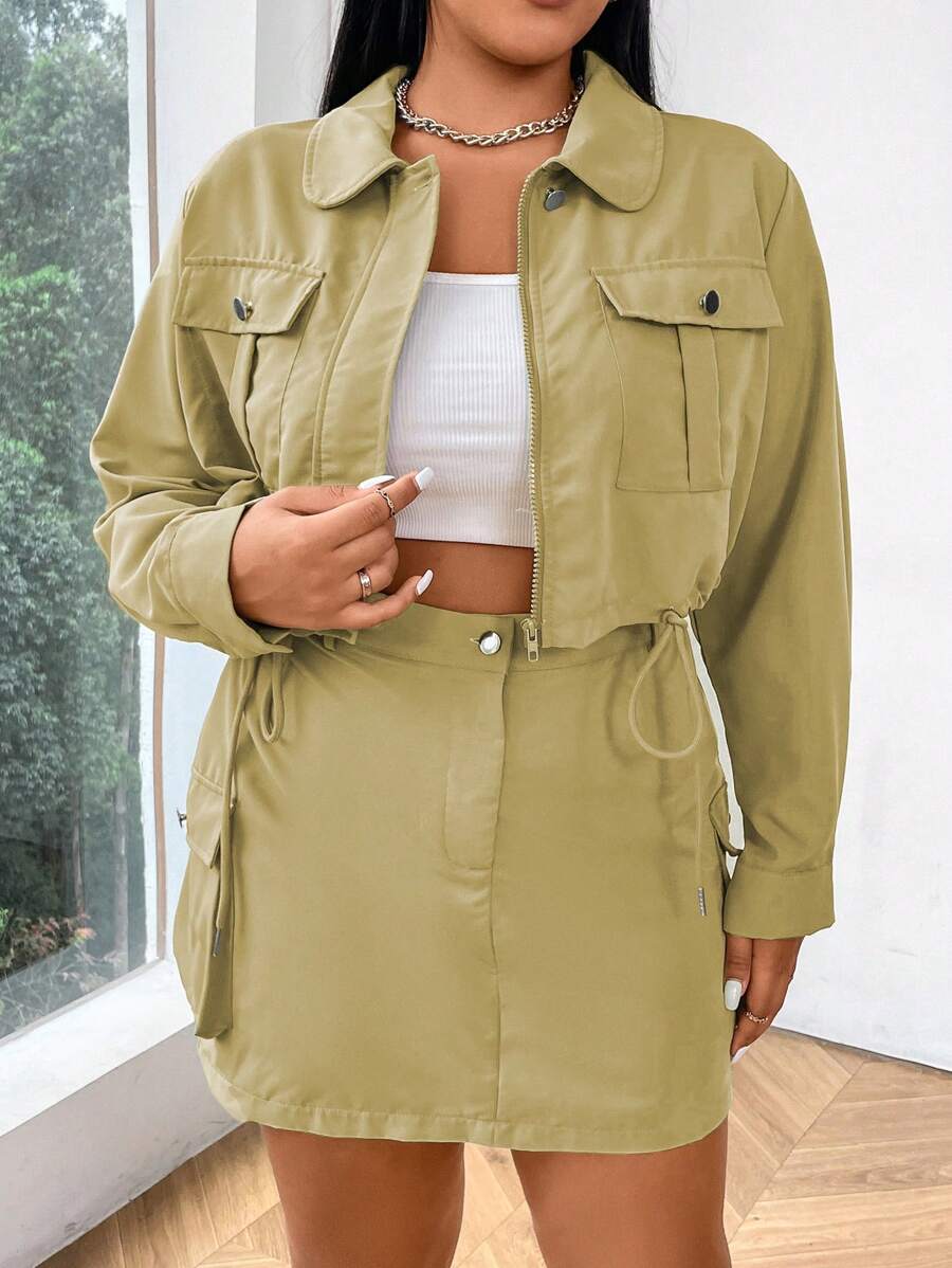 Flirla Áo khoác hai mảnh màu trơn cỡ lớn có khóa kéo phía trước, túi có nắp, viền dây rút và váy - Màu Khaki - Xem 1