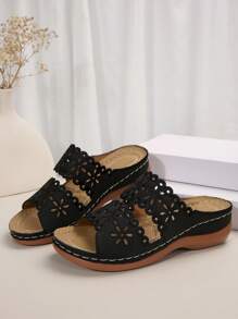 Sandalias deslizantes para mujer, nuevas para el verano talla grande, con diseño hueco a la moda, de plataforma gruesa, suela blanda y cuña para uso en exteriores - Negro - Ver 5