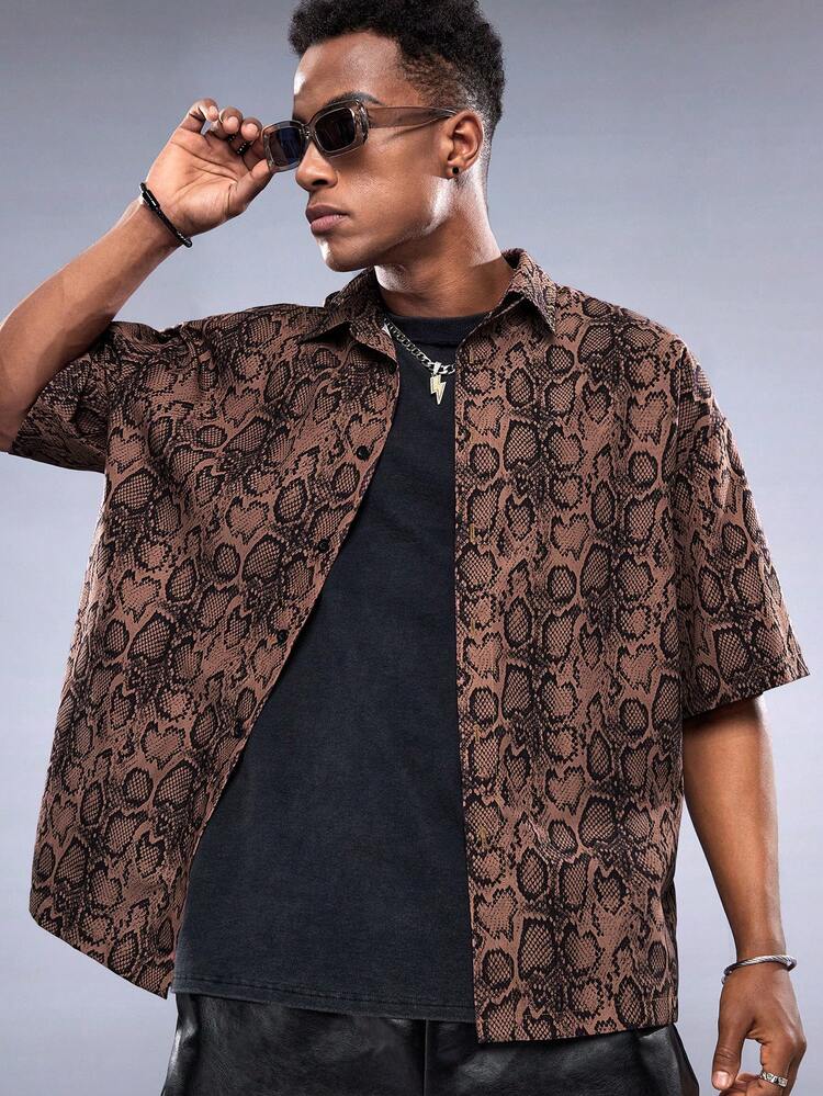 Manfinity RebelGame 男士蛇紋編織短袖襯衫 - 卡其色 - 查看 5