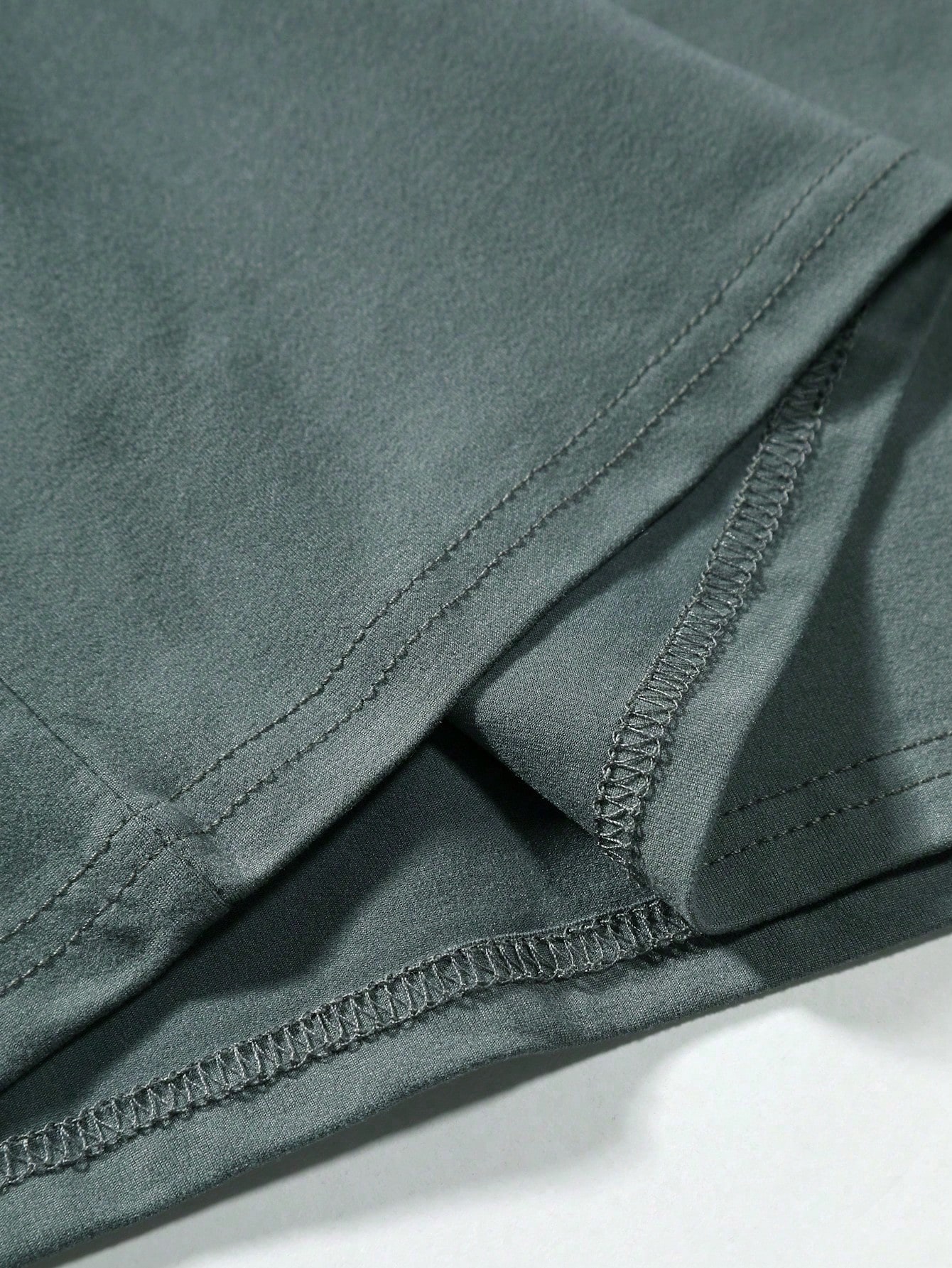 Manfinity Homme قميص رجالي بأكتاف واسعة وطباعة رقم...