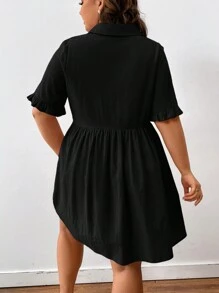 SHEIN Frenchy 大尺碼夏季短袖純色鈕扣前衬衫裙,配有荷葉邊 - 黑色 - 查看 2