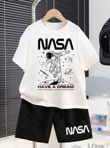 SHEIN Conjunto de camiseta de manga corta con cuello redondo y pantalones cortos para niños preadolescentes con impresión de letras simples para el verano.