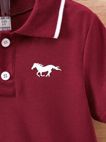 SHEIN Atuendo casual versátil y a la moda para niños jóvenes, ideal para el verano y el otoño, perfecto también para ir de regreso a la escuela. Incluye una camiseta polo con aplique de caballo en 3D y pantalones cortos a cuadros, elegantes y de ocio