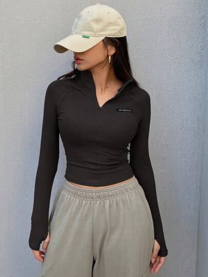 DAZY Camiseta ajustada con cremallera, media cartera e inserciones de manga, de manga larga con estampado de letras para mujer, ropa de otoño con cuello alto para mujer