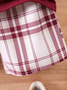 SHEIN Atuendo casual versátil y a la moda para niños jóvenes, ideal para el verano y el otoño, perfecto también para ir de regreso a la escuela. Incluye una camiseta polo con aplique de caballo en 3D y pantalones cortos a cuadros, elegantes y de ocio