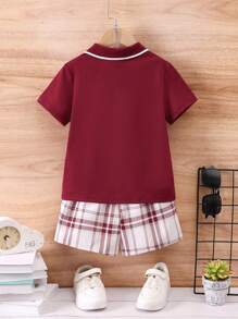 SHEIN Atuendo casual versátil y a la moda para niños jóvenes, ideal para el verano y el otoño, perfecto también para ir de regreso a la escuela. Incluye una camiseta polo con aplique de caballo en 3D y pantalones cortos a cuadros, elegantes y de ocio