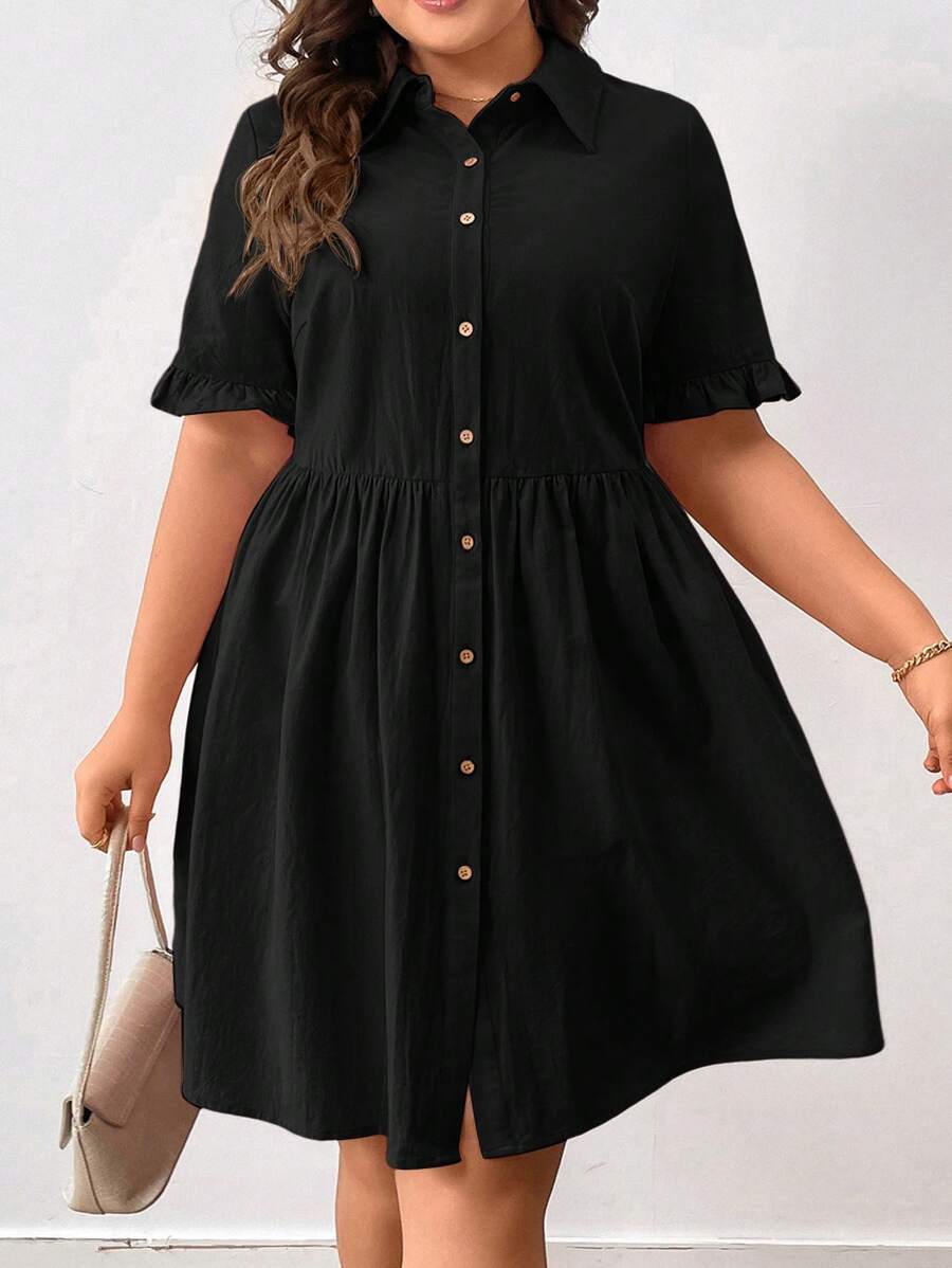 SHEIN Frenchy 大尺碼夏季短袖純色鈕扣前衬衫裙,配有荷葉邊 - 黑色 - 查看 1