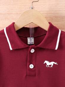 SHEIN Atuendo casual versátil y a la moda para niños jóvenes, ideal para el verano y el otoño, perfecto también para ir de regreso a la escuela. Incluye una camiseta polo con aplique de caballo en 3D y pantalones cortos a cuadros, elegantes y de ocio