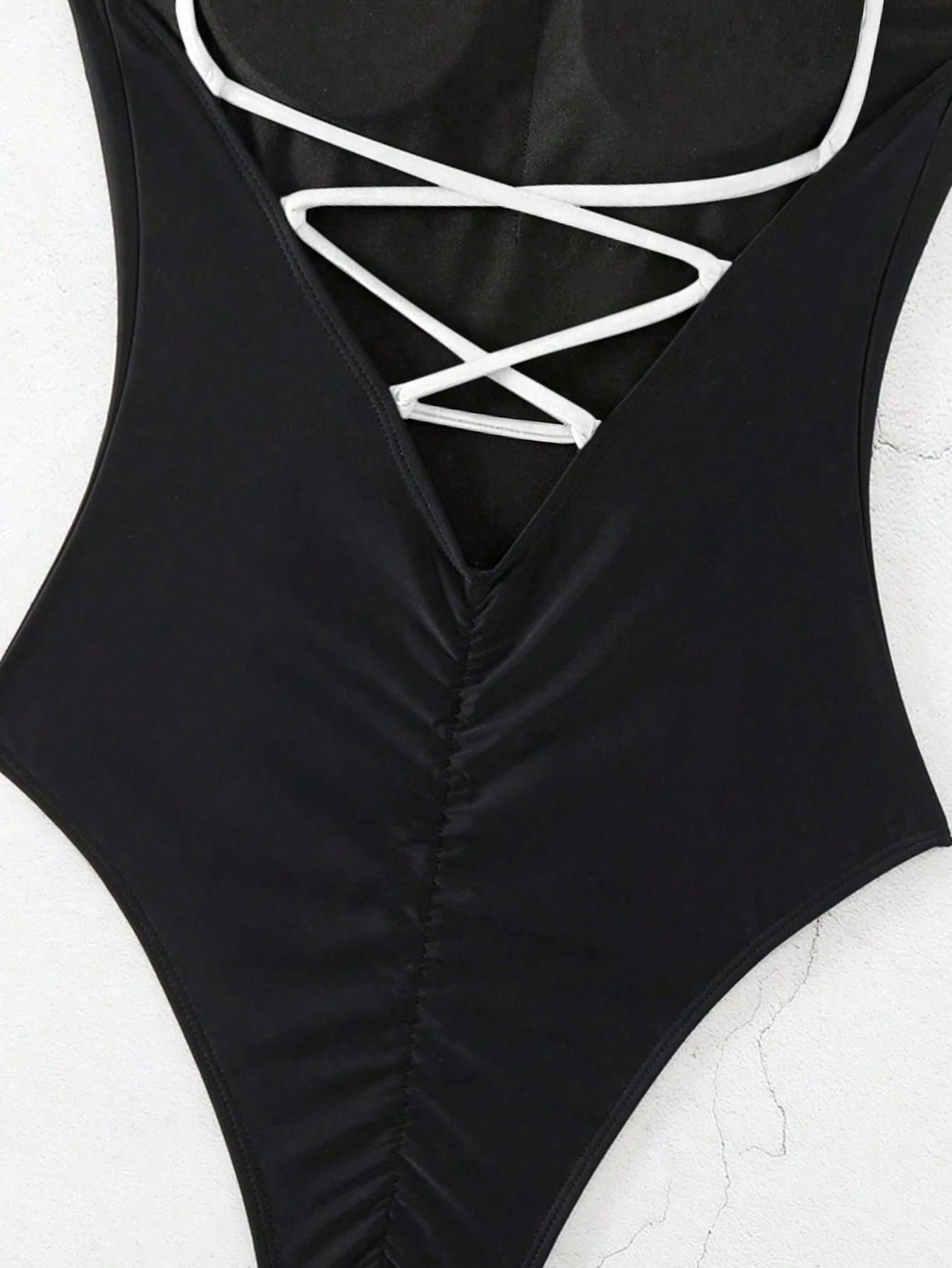 SHEIN Swim Maiô feminino de uma peça com alça decorativa nas costas e amarração halter para praia e férias à beira-mar - Preto e Branco - Visão 3