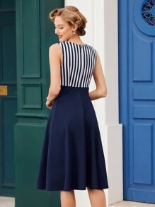 Vintamour Váy ô cổ chữ V kẻ sọc màu cổ điển cho nữ, không tay phía trước, phong cách xanh navy, kiểu ô dù cho kỳ nghỉ xuân/hè, ngày của mẹ, váy mùa hè cho nữ, váy mùa hè, váy suông, váy Hawaii, trang phục mùa hè, váy thường ngày, váy màu xanh, váy ngày 4 tháng 7, váy Derby, trang phục ngày của mẹ, màu xanh navy, cổ điển, trang phục tốt nghiệp, trang phục cưới, váy mùa hè thường ngày, váy ăn trưa - Màu xanh hải quân - Xem 2