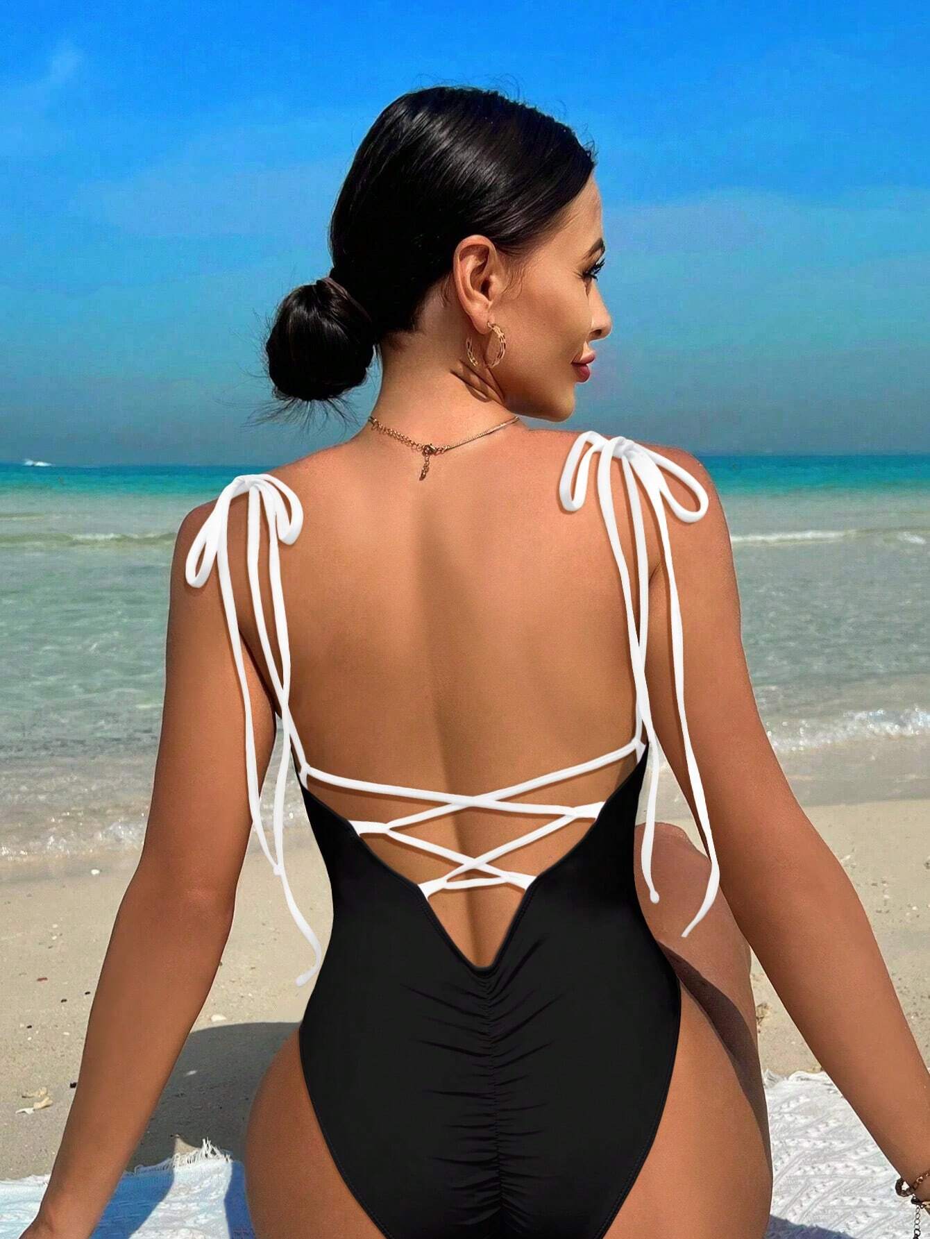 SHEIN Swim Maiô feminino de uma peça com alça decorativa nas costas e amarração halter para praia e férias à beira-mar - Preto e Branco - Visão 1