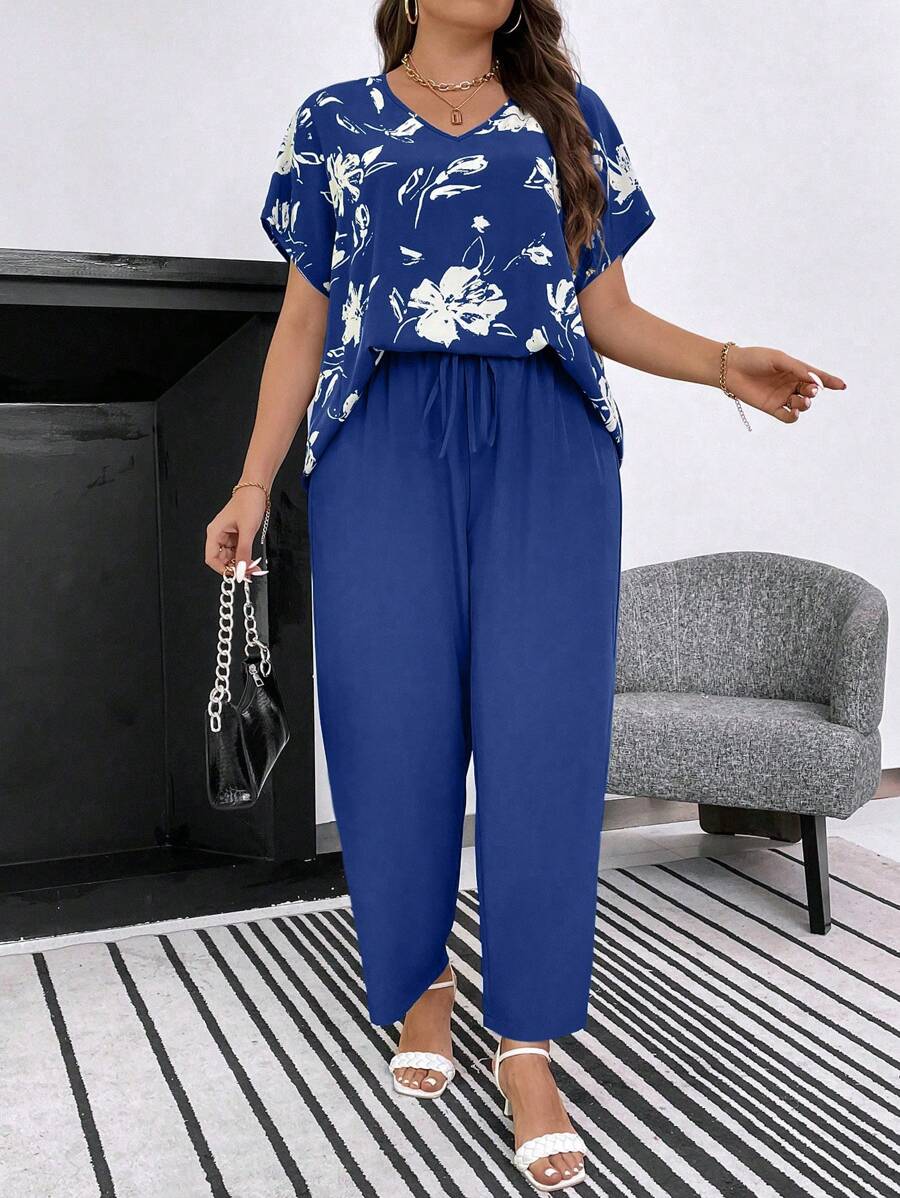 SHEIN LUNE 大码女式优雅花卉印花短袖上衣和裤子套装，适合夏季 - 寶藍色 - 查看 1