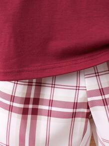 SHEIN Atuendo casual versátil y a la moda para niños jóvenes, ideal para el verano y el otoño, perfecto también para ir de regreso a la escuela. Incluye una camiseta polo con aplique de caballo en 3D y pantalones cortos a cuadros, elegantes y de ocio