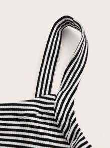 SHEIN BASICS 大尺碼2入組夏季休閒修身無袖針織條紋背心 - 黑與白 - 查看 10