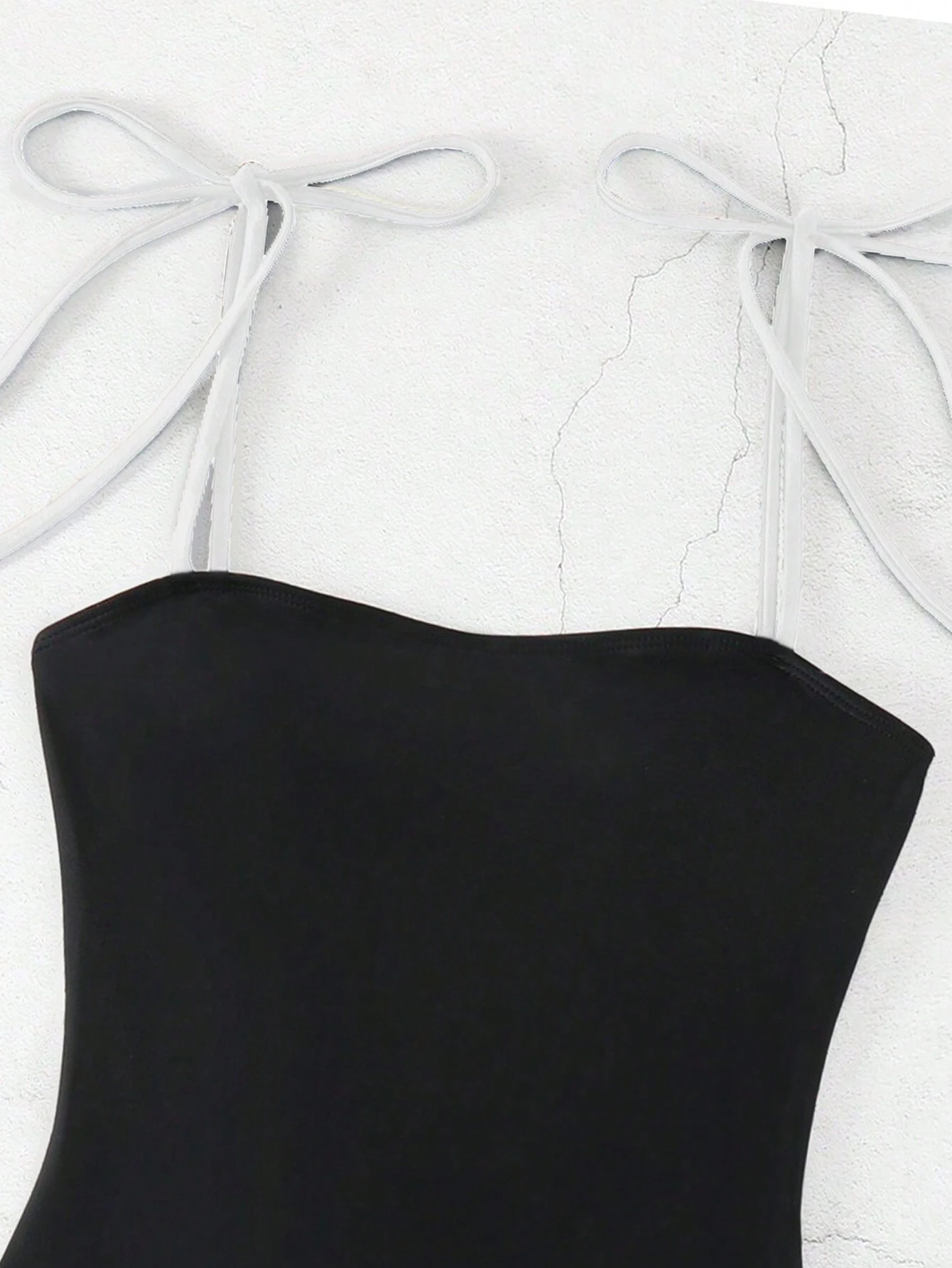 SHEIN Swim Maiô feminino de uma peça com alça decorativa nas costas e amarração halter para praia e férias à beira-mar - Preto e Branco - Visão 5