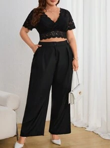 SHEIN Privé 大碼優雅通勤和知性V領蕾絲短袖T恤，附有口袋和黑色褲子套裝 - 黑色 - 查看 1