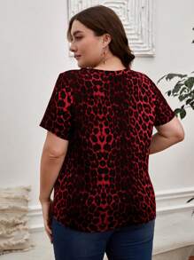SHEIN LUNE T-shirt À Manches Courtes Et Col En V Imprimé Léopard Grande Taille, Adapté Pour Les Loisirs D'été - Rouge - Voir 2