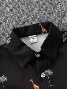 SHEIN 2 Stück Kleinkind Jungen Kokosbaum & Giraffen Muster Hemd mit Kragen und kurzem Arm sowie einfarbige lässige Shorts Set, mit Süß geformten Reißverschluss Gürteltasche für das Tragen bei täglichen Outdoor-Aktivitäten, geeignet für Schule, Urlaub, Frühling, Sommercamp, Sommer