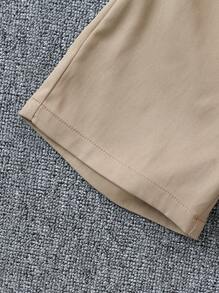 SHEIN 2 Stück Kleinkind Jungen Kokosbaum & Giraffen Muster Hemd mit Kragen und kurzem Arm sowie einfarbige lässige Shorts Set, mit Süß geformten Reißverschluss Gürteltasche für das Tragen bei täglichen Outdoor-Aktivitäten, geeignet für Schule, Urlaub, Frühling, Sommercamp, Sommer