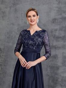 Faeriesty 这款 Mosy 品牌 V 领七分袖 A 字裙婚礼宾客礼服采用蕾丝紧身胸衣和缎面裙摆，适合婚礼、正式仪式、宴会、盛会和教堂活动。 - 藏蓝色 - 查看 5