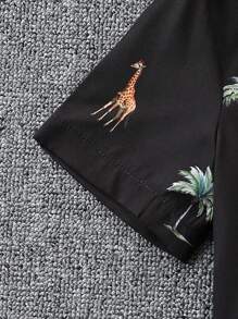 SHEIN 2 Stück Kleinkind Jungen Kokosbaum & Giraffen Muster Hemd mit Kragen und kurzem Arm sowie einfarbige lässige Shorts Set, mit Süß geformten Reißverschluss Gürteltasche für das Tragen bei täglichen Outdoor-Aktivitäten, geeignet für Schule, Urlaub, Frühling, Sommercamp, Sommer