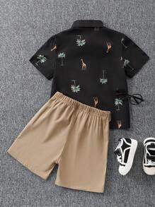 SHEIN 2 Stück Kleinkind Jungen Kokosbaum & Giraffen Muster Hemd mit Kragen und kurzem Arm sowie einfarbige lässige Shorts Set, mit Süß geformten Reißverschluss Gürteltasche für das Tragen bei täglichen Outdoor-Aktivitäten, geeignet für Schule, Urlaub, Frühling, Sommercamp, Sommer