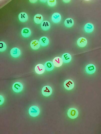 100 piezas de cuentas de acrílico luminoso para pulsera y collar - Cuentas de almohadilla de calor que brillan en la oscuridad de 7 mm, adecuadas para joyas nocturnas, cuentas de letra de colores / cuentas de corazón rojo / cuentas de cara sonriente de colores