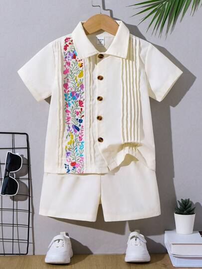 SHEIN Conjunto de camisa de manga corta con botones y bordados y pantalones cortos para niño, ideal para verano y viajes