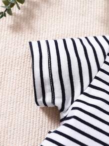SHEIN Conjunto De Camiseta Casual De Manga Corta A Rayas Y Pantalones Cortos Con Tirantes De Oso De Peluche Para Bebé Niño, Verano