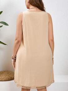 SHEIN LUNE 大码纯色杏色 V 领无袖镂空口袋连衣裙 - 杏色 - 查看 2