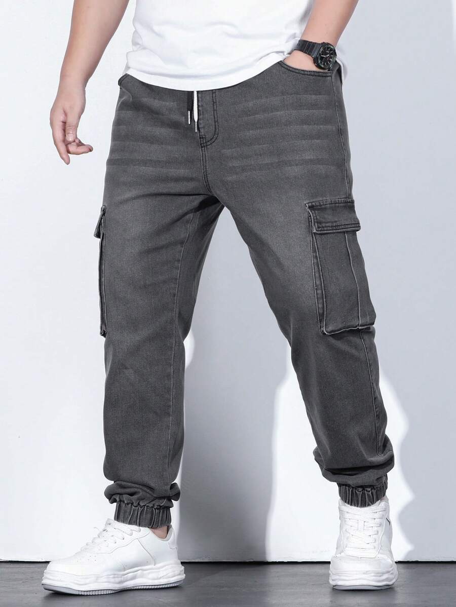 Manfinity Homme Mężczyźni Plus Bawełniana kieszeń z klapką Boczna ściągana sznurkiem Dżinsy Cargo Slim Fit Długie sprane dżinsy Joggers Jean Zwykły Jasnoszary Rozmiar treningowy