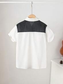 孩童男生寬鬆版運動風條紋披風設計直領短袖襯衫,適用於夏季 - 白色 - 查看 2