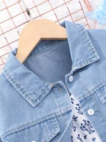 SHEIN 中小女孩藍色牛仔外套，前扣板和花卉印花背帶連身裙套裝