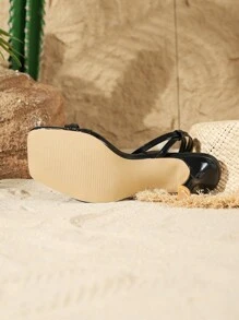 女性尖頭高跟涼鞋,配方跟和帶細節設計